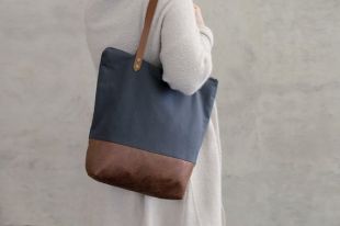 Grand sac fourre-tout cuir brun tissu bleu, grands sacs, sac à bandoulière fait main, fourre-tout nature avec fermeture éclair, sacs minimalistes