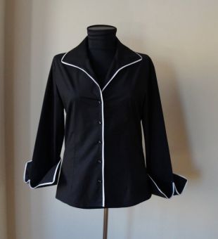 Chemise coton minimaliste noir avec biais blanc garniture, bas des manches longues évasées, chemise col large, taille moyenne, mode vintage, vêtements de bureau