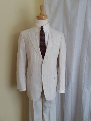 Costume Homme Noir à Fines Rayures : Élégance Intemporelle en Noir