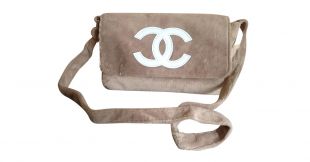 The Chanel bag beige suede Madison Beer on his account Instagram