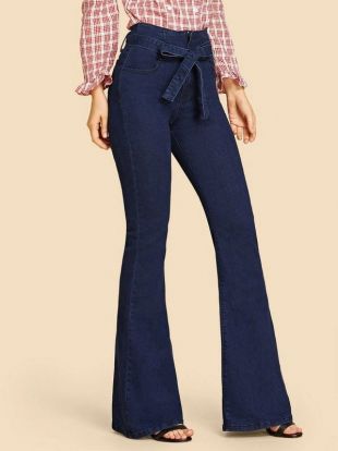 Pantalon à pattes d'éléphant et avec une ceinture