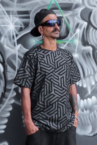 T-shirt homme noir imprimé noir motif futuriste géométrique - Mode urbaine street wear - Vêtement de festival été -  Labyrinth - TUNKSA