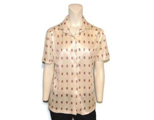 Vintage des années 1970 bouton vers le bas chemisier à manches courtes chemise crème avec rouge bordeaux motif imprimé Top Sweetbriar semi-Sheer brillant tissu féminin