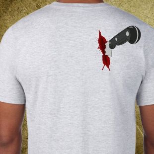 Couteau de couteau dans le tee de dos
