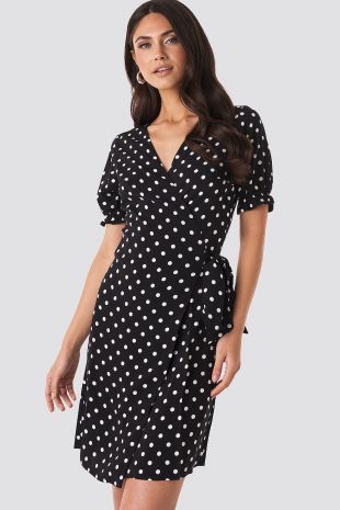 Robe noire à pois