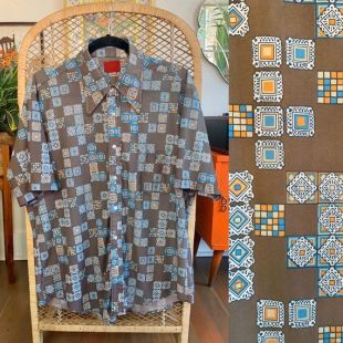 vintage 1970's Gray, Blue, White, and Orange Geometric Square Cube Checkered Pattern Short Sleeve Button Up Shirt w/ Dagger Collar Size L-XL