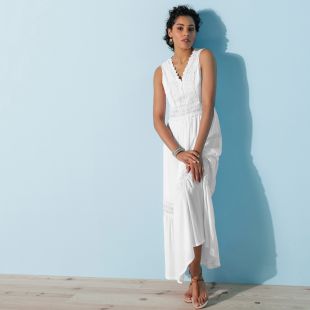 Longue robe volantée sans manches