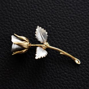 Broche d'une rose en argent et or
