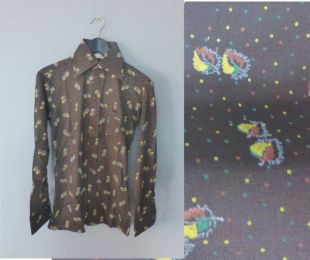 Chemise de fête des années 70. Taille M. stock mort vintage. Trevira polyester homme slim fit shirt avec feuille rétro - motif à pois. Excellent état.