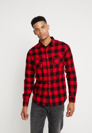 La chemise à carreaux aux multiples couleurs