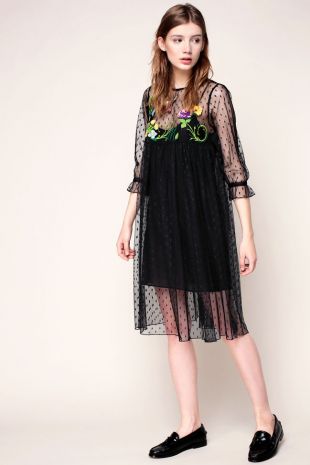 Robe noire en résille broderies florales colorées