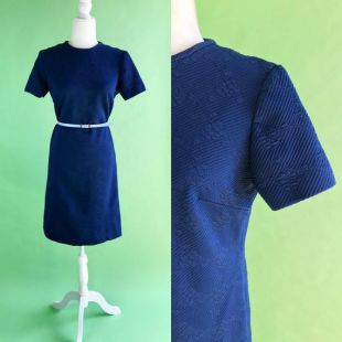 vintage 60s/70s Mod Blue Floral Textured Sheath Dress - Taille L/XL Robe en polyester texturé vintage (fr) vintage 60s Day Dress (fr) Robe de jour des années 70