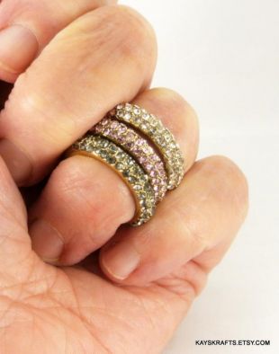 Choisissez l'un des 3 Rhinestone Gold Tone Band Rings Pink Rhinestone Blue Rhinestone or Clear Rhinestone Ring Vintage 80 Ring