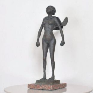Guerrier féminin nu de gladiateur dans la sculpture en bronze de cheveux de cap fluide