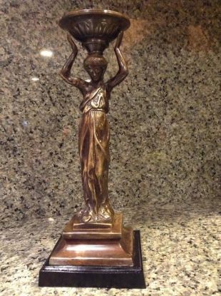 Dame de sculpture en bronze solide avec la déesse romaine d’ours