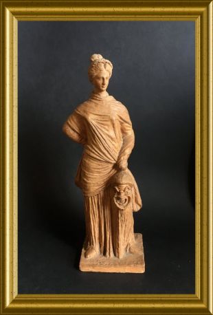 Vieille figurine en terre cuite: Lady