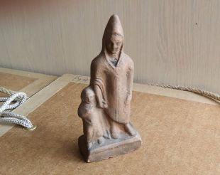 Figurine en terre cuite de Télésphore avec un enfant, 2-1er siècle avant JC, site archéologique en Macédoine