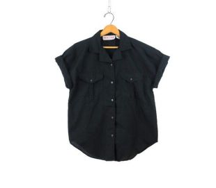 Chemise Black Blouse des années 1980 Chemise Short Sleeve Tee Casual Button Up Chemise minimale des années 80 Modern Blouse Women’s Size Small Medium