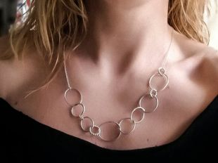 Collier de maillons de chaîne martelé, collier géométrique, collier à grands maillons, chaîne en argent artisanal, chaîne légère faite à la main