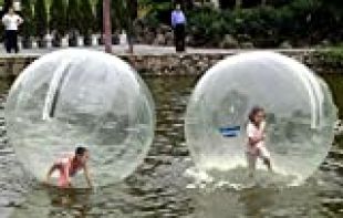 La bulle géante gonflable en plastique de Cyril Schreiner sur son compte  Instagram @cyrilschr