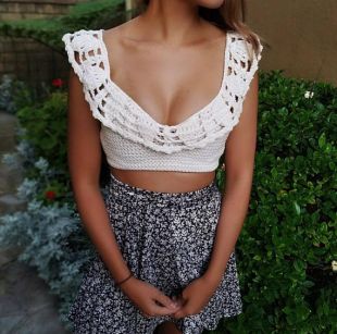 Le haut de récolte « Magnolia » volant au crochet