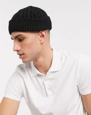 Petit bonnet style marin à maille torsadée