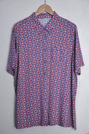 blouse vintage de motif abstrait bleu et rouge des années 90, blouse à imprimé hipster des années 1990, chemise à col surdimensionnée, haut à manches courtes, XL