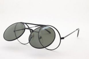 Linda Farrow vintage des années 70 brochettes lunettes de soleil modèle 138. Lunettes flip-up dans un cadre noir avec des lentilles vertes. Galerie de luxe. NOS