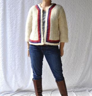 des années 1960 à la main en tricot Cardigan avec garniture de ruban bleu & rouge || Pull Ivoire. gilet des années 1960. Pull Cardigan rétro. Pin Up pull || s/m