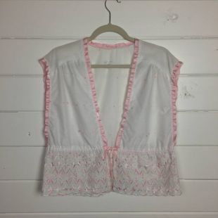 Vintage des années 1960 blanc oeillet Tank Top / Bedjacket / ruban rose bordure en pure coton / recadrée