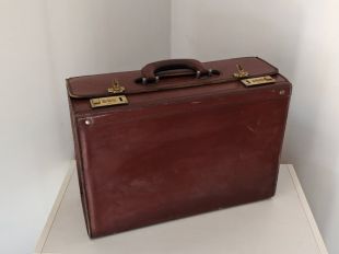 sac en cuir vintage avec code