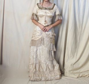 Robe de mariée victorienne antique (fr) 1885 Robe de mariée En satin à la crème deux pièces (fr) Jupe Bustle des années 1800 ( Taille basque des années 1800