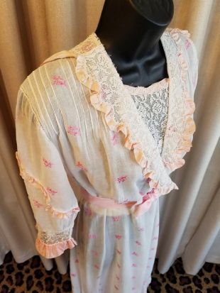 Antique, Édouardien, vintage, années 1900, 1910, blanc, rose, coton, dentelle, brodé, trois manches, robe