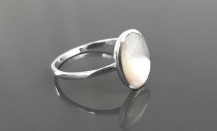 Bague plate ovale, argent 925, nacre véritable avec reflet arc-en-ciel, petit bijou avec pierre précieuse, style minimaliste moderne
