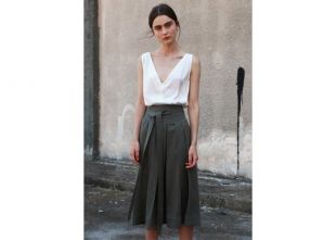 Haut de sangle de satin, chemisier d’été réversible, dessus d’encolure de v, chemisier arrière ouvert