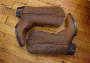 Bottes de cowboy marron clair. Bottes western à bout carré