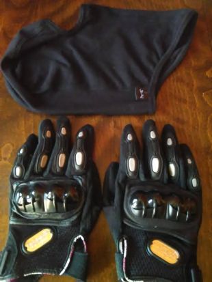 Ensemble de gants et chaussette de tête pour un casque de moto en parfait état, parfaitement préservé dans le noir, conception attrayante et extrêmement léger