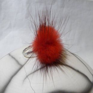 Bague rouge et noire en fourrure synthétique sur anneau réglable en métal argenté