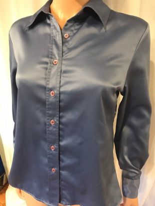Blouse en satin, Karen Scott Blouse, Blouse bleu poudre, Chemise en satin bleu, Bouton bleu, Chemise habillée, Taille Petite