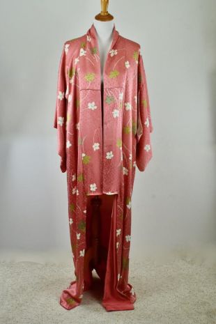 1970s japonais CORAL Silk Kimono dans floral Design ...... Non porté ........ Condition de menthe....... tailles appropriées Moyen à Grande