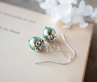 Boucles d'oreilles irisées green Pearl Dangle, Boucles d'oreilles en argent antique, Boucles d'oreilles de mariage Vintage, Cadeau de demoiselle d'honneur, Boucles d'oreilles Green Pearl Drop