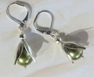 Boucles d’oreilles perles vertes, argent boucles d’oreilles, boucles d’oreilles tous les jours, boucles d’oreilles tulipe, fleur boucles d’oreilles simples boucles d’oreilles vertes, cadeau pour les femmes