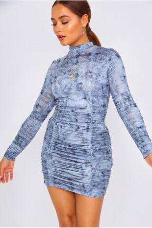 Robe grise tâchée froncée