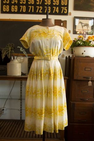 Robe d’été à rayures jaune bouton d’or des années 1950 et blanc Floral / / jupe plissée / / robe d’été féminine