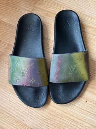 The pair of flip flops Louis Vuitton Dylan on his account