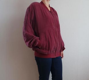 bombardier en soie vintage, veste bomber rouge, veste bomber rouge foncé classique, veste vintage, bombardier pour hommes de taille moyenne, veste en soie rouge bourguignon