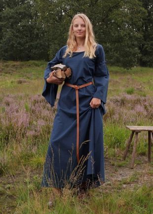 Robe médiévale Burglinde avec des manches trompette bleu