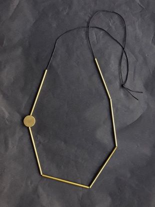 Ligne d’or asymétrique minimaliste + collier de cercle.
