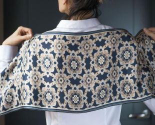 Châle arabesque en soie pure pour les femmes. Motif baroque Scarf marine beige nuances vintage motif géométrique printemps écharpe en soie d'été Danemark fait