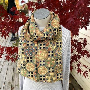 Tan avec Octagons et carrés, Fleurs et Papillons vintage Kimono Silk Scarf